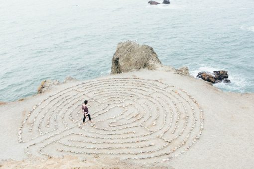 人走迷宮在海岸