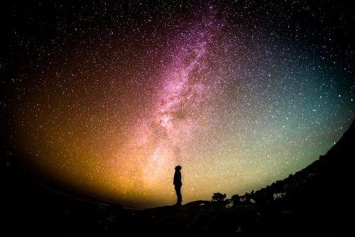 絢爛星空下的人