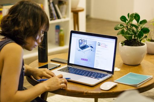 女人專注使用筆記型電腦