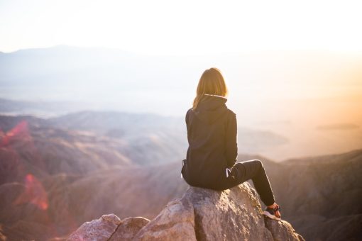 女士在高處欣賞日落