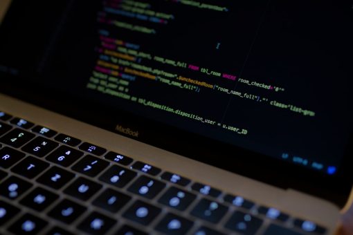 程式碼與筆記型電腦