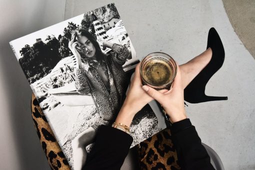 雜誌與酒杯
